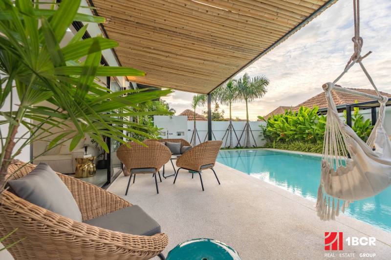 PATTAYA – EXCLUSIVE 5-BEDROOM VILLA WITH POOL –PAYMENT IN EUR POSSIBLE